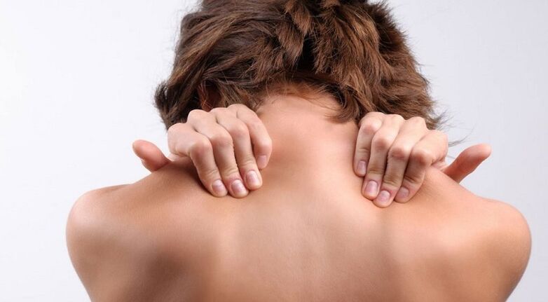 Douleur au cou avec ostéochondrose cervicale