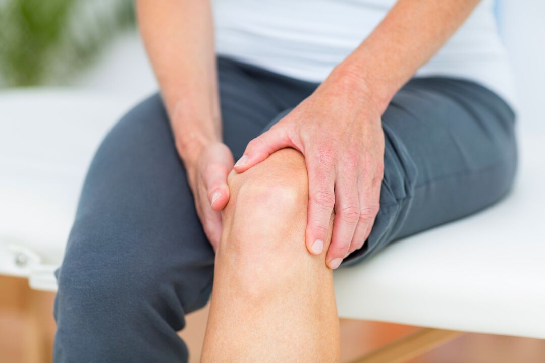 De nombreuses personnes ressentent des douleurs dans les articulations des bras et des jambes.