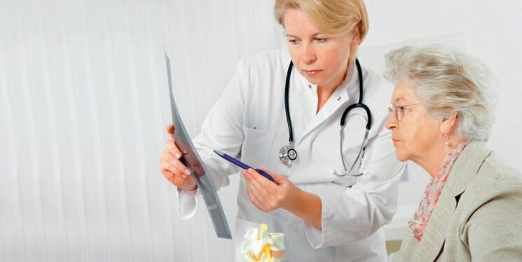 Le médecin prescrit un traitement contre les douleurs lombaires.